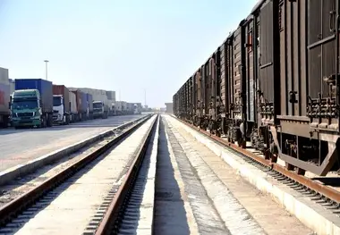 کامیون‌ ها در انتظار عبور، قطارها در مسیر ورود؛ آخرین وضعیت حمل کالا به ایران

