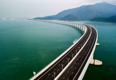 فیلم | ساخت و ساز جاده و اتوبان وسط دریا در چین!