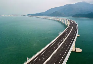 فیلم | ساخت و ساز جاده و اتوبان وسط دریا در چین!
