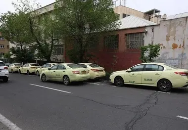 توهین به شخصیت رانندگان فرودگاه امام در صحنه ای از سریال میدان سرخ