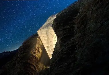 هتل شیشه ای معلق در دل کوه‌‌ های آلپ + عکس