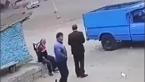  نجات معجزه‌آسای افراد کنار جاده از یک تصادف