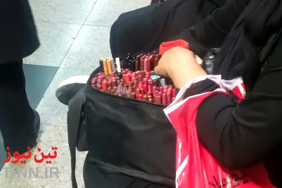 گزارشی از فعالیت دستفروشان متروی تهران زنان دستفروش در مترو
