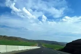 زیبایی آزادراه شیراز اصفهان در تابستان ۱۴۰۴؛ مناظری که شوق سفر را زنده می‌ کند (فیلم)