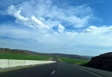 زیبایی آزادراه شیراز اصفهان در تابستان ۱۴۰۴؛ مناظری که شوق سفر را زنده می‌ کند (فیلم)