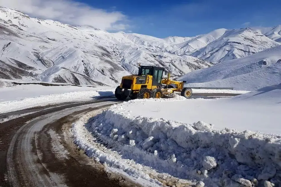 بارش شدید برف در کرمانشاه/استقرار ۱۸۰ دستگاه ماشین آلات برفروبی