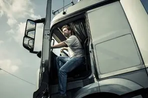 غیرت رانندگان کامیون ایرانی روی نام خلیج همیشه فارس/ اماراتی ها مجبور به حذف نام مجعول شدند