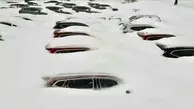 کمک کولبران به مردم گیر کرده در برف + فیلم
