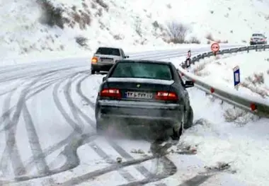 
برف راه ارتباطی ۱۰۰ روستای الیگودرز را مسدود کرد
