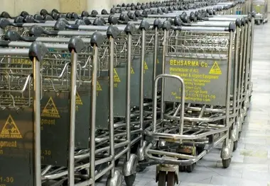 حمل بار با چرخ دستی در فرودگاه مهرآباد رایگان شد / کارگران حق اخذ وجه ندارند