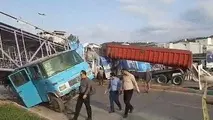 فیلم| سقوط پل عابر روی مینی‌بوس
