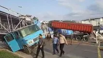 فیلم| سقوط پل عابر روی مینی‌بوس