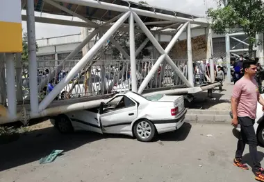 سقوط پل عابر پیاده در خیابان امیرکبیر تهران