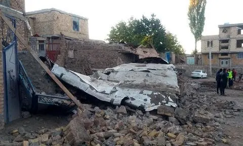 وزیر راه‌وشهرسازی از مناطق زلزله‌زده آذربایجان‌ بازدید می‌کند 