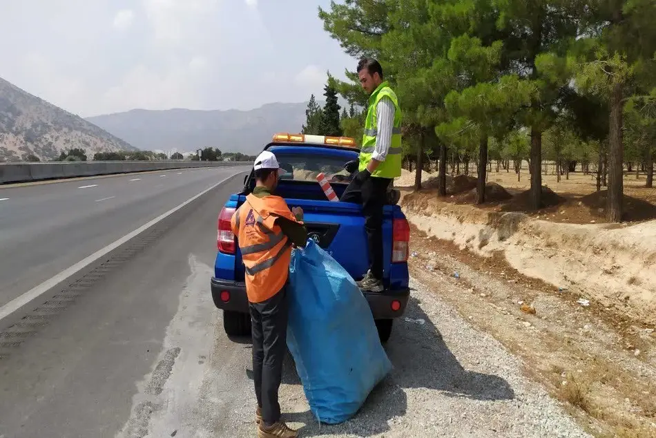نظافت آزادراه شیراز اصفهان ؛ روزانه چقدر زباله از طولانی ترین اتوبان ایران جمع می شود؟(تصاویر)