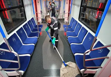 تمیز کردن واگن‌های مترو در مسکو