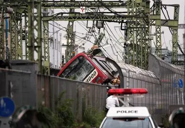 تصادف قطار با کامیون در ژاپن + عکس