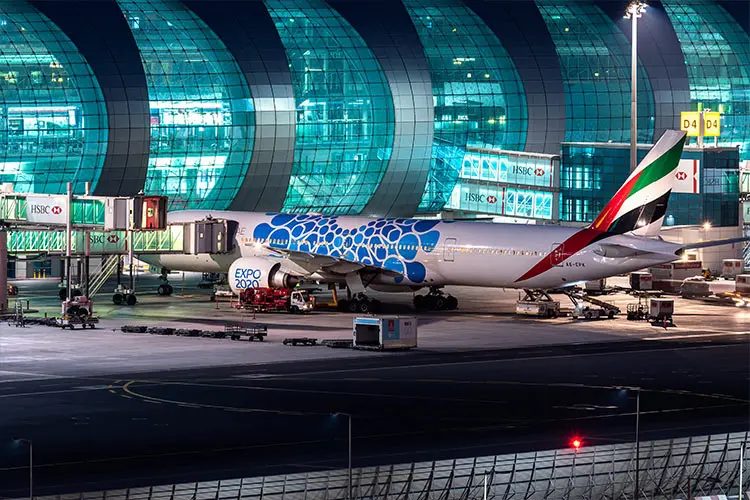 لحظه جذاب فرود بوئینگ 777 امارات در میان گرد و خاک