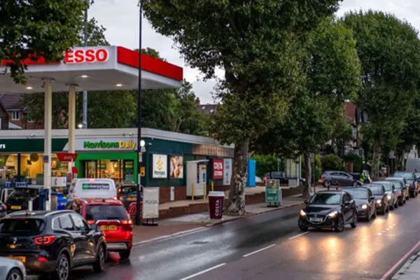 قیمت بنزین در انگلیس باز هم رکورد زد