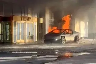 لحظه انفجار یک تسلا مقابل هتل ترامپ را ببینید