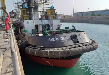 پهلودهی شناور ۶۷ هزار تنی گندم در بندر شهید رجایی