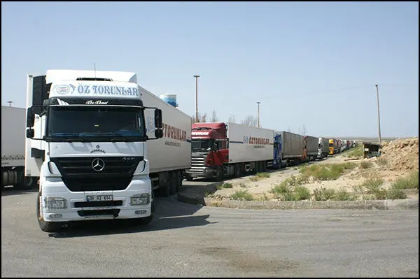 صف 6 کیلومتری کامیون ها برای ورود به پارکینگی در ترکیه