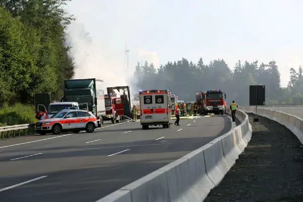 مفقود شدن 17 نفر در آلمان پس تصادف اتوبوس با کامیون