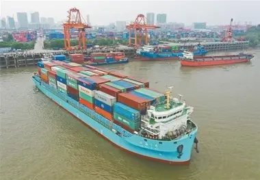 China upgrades container ships on Yangtze River