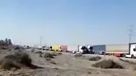 صف طولانی کامیون‌ها در یک پمپ بنزین در ایرانشهر + فیلم