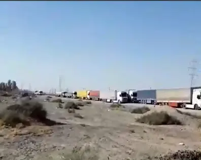 صف طولانی کامیون‌ها در یک پمپ بنزین در ایرانشهر + فیلم