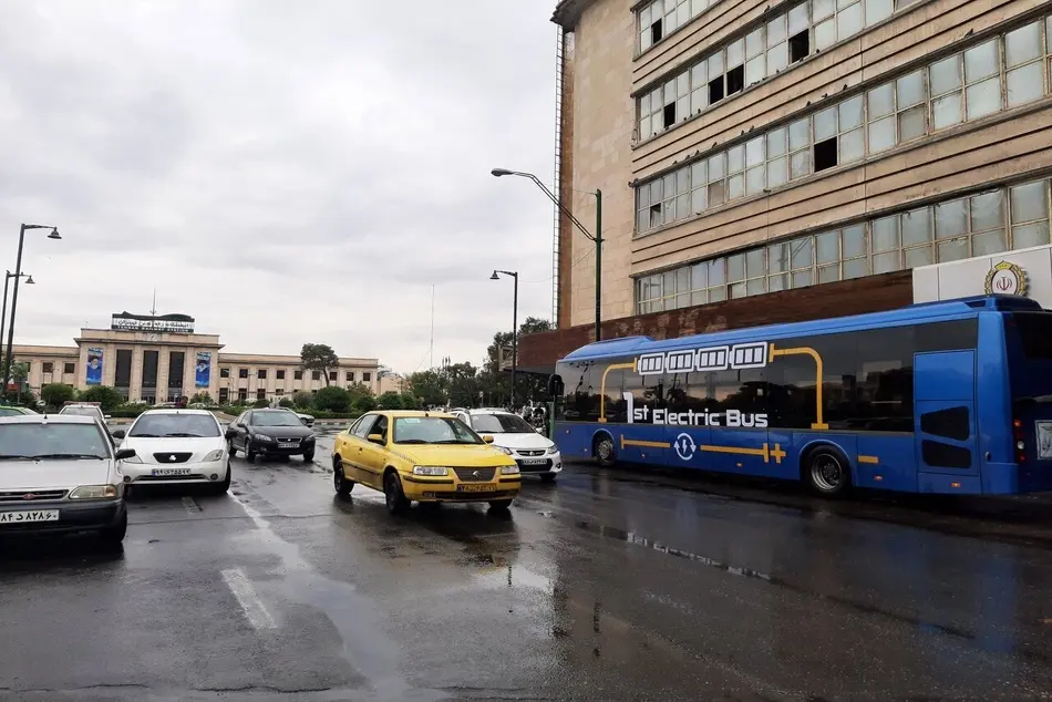 زیماهای تهران از راه می رسند / جمهوری تا بهارستان با اتوبوس های تولید داخل