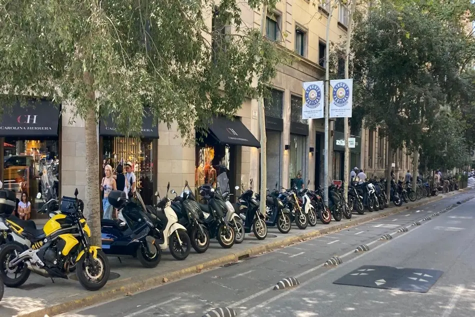 مدیریت پارک موتورسیکلت در شهر بارسلونا، اسپانیا
