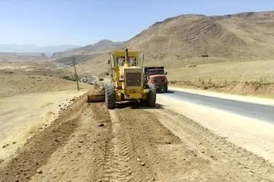 اقدام پیشگیرانه راهداری میناب هرمزگان برای مقابله با آب گرفتگی در شرایط بارندگی