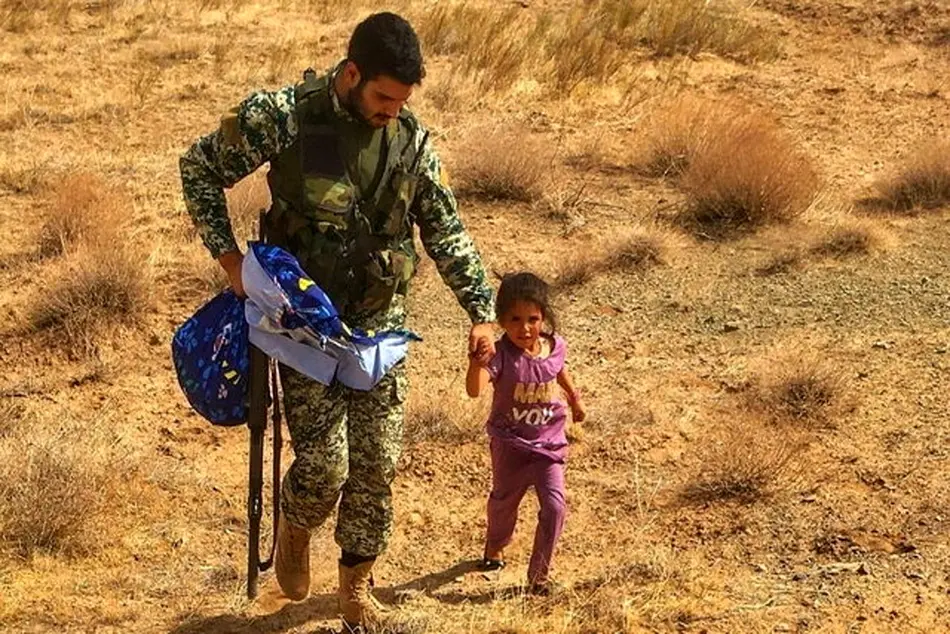 پناه آوردن کودک افغان به تکاور ایرانی