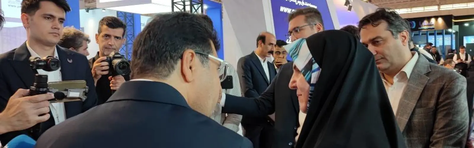 بازدید معاون امور زنان رییس جمهور از غرفه صندوق پس انداز کارکنان راه آهن در ششمین نمایشگاه حمل و نقل