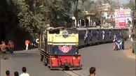 فیلم/ حرکت قطار در خیابانی در هند