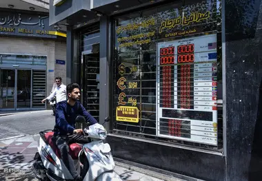 روز اول اجرای بسته ارزی بانک مرکزی : صرافی‌ها هیچ ارزی نمی‌فروشند