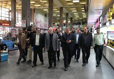 بازدید معاون حمل و نقل وزیر راه و شهرسازی از نحوه خدمات رسانی به زوار اربعین در پایانه غرب تهران 