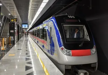 فیلمی از قرارگیری قطار مترویی شیراز روی ریل 