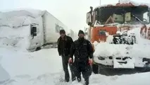 ◄ انسداد جاده پیرانشهر - تمرچین به دلیل کولاک / بلاتکلیفی ۱۵۰ مسافر و ۴۰ کامیون ترانزیتی
