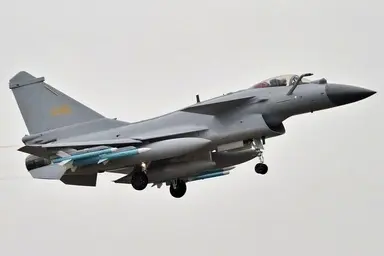 ایران اولین جنگنده چینی J-۱۰C را تحویل گرفت