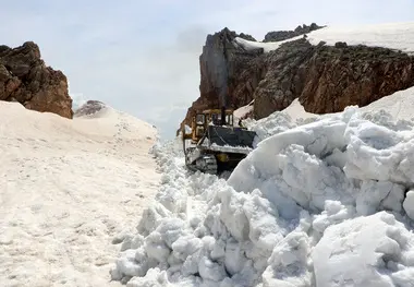 ‍ بیش از ۳۰۰۰ کیلومتر از محورهای مواصلاتی اصلی و روستایی آذربایجان غربی برف روبی شد
