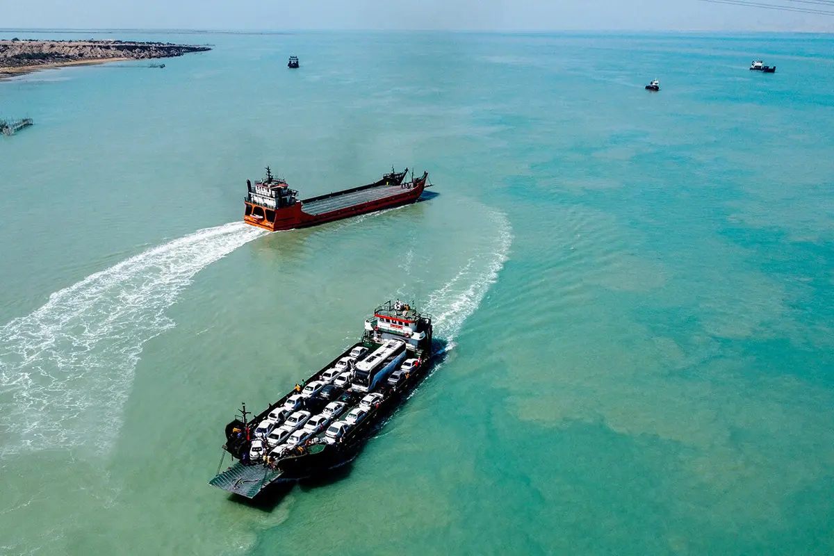 توقیف شناور حامل سوخت قاچاق در آب‌ های خلیج فارس 
