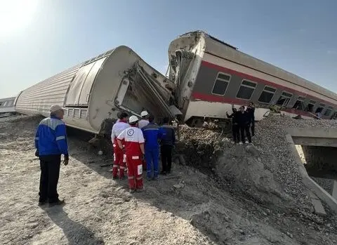 حادثه ریلی قطار مشهد-یزد؛ چرا لکوموتیوران بیل مکانیکی را ندید؟