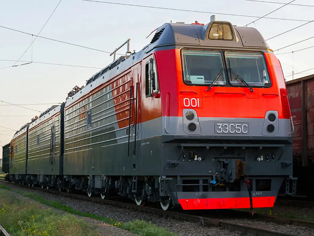 3ES5S electric freight locomotive on test