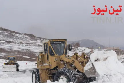 تلاش راهداران برای بازگشایی جاده‌ها در استان آذربایجان غربی