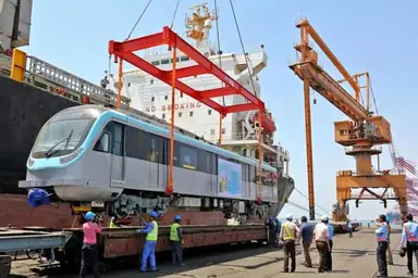 واگن‌ مترو‌ی ایران در حال بارگیری در چین