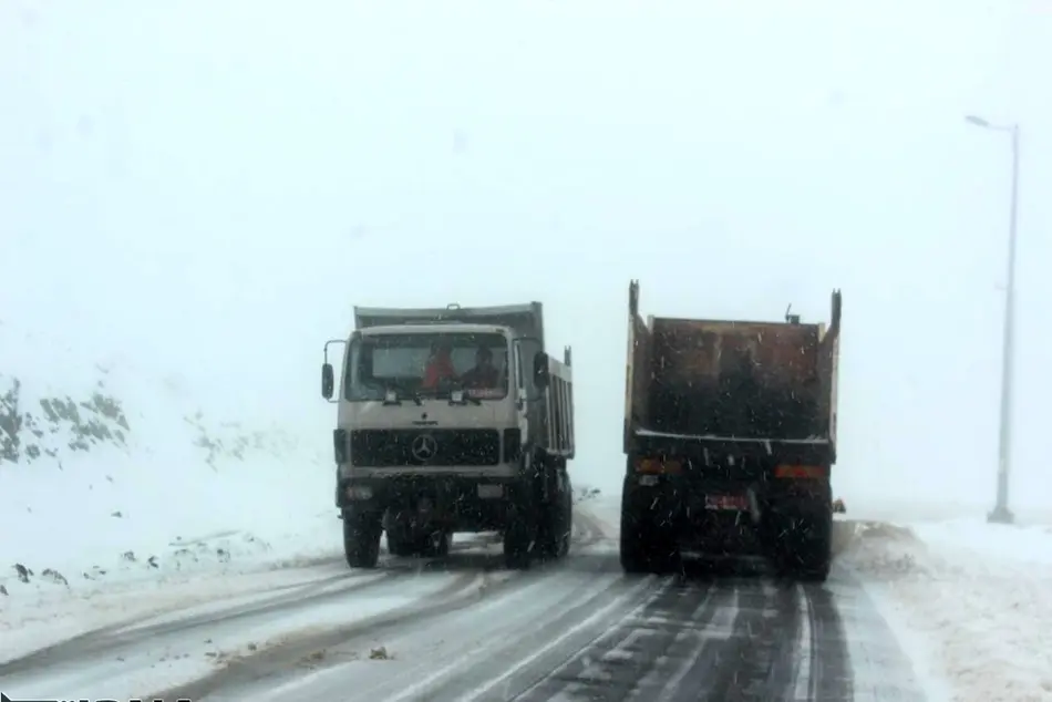 بارش برف در گردنه های آوج و بهرام آباد آغاز شد