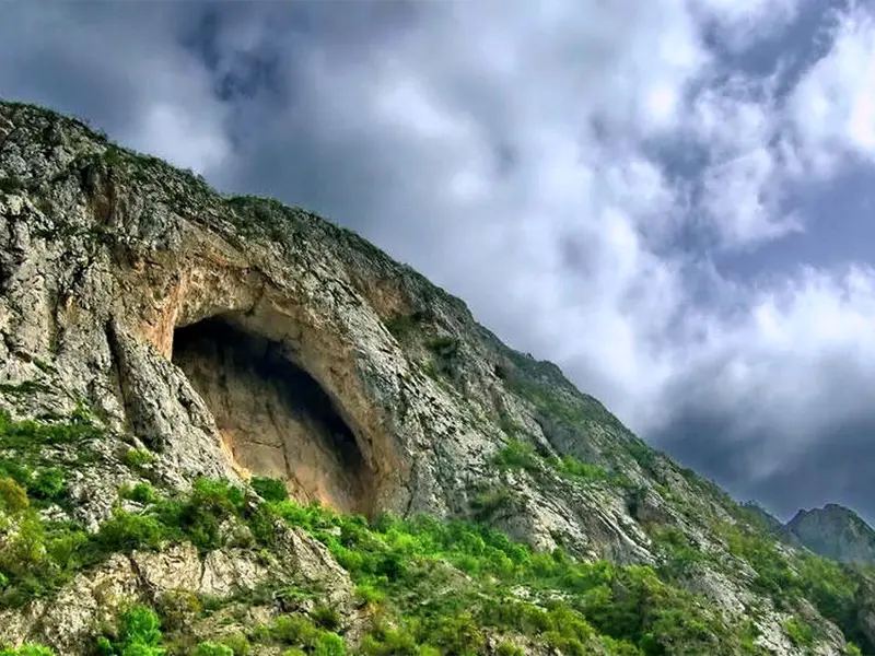 غار اسپهبد خورشید، بزرگترین طاق سنگی طبیعی