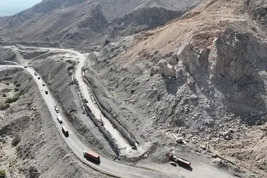 انسداد مسیرهای غیرمجاز و عملیات ایمن سازی در بزرگراه حاجی آباد - بندرعباس